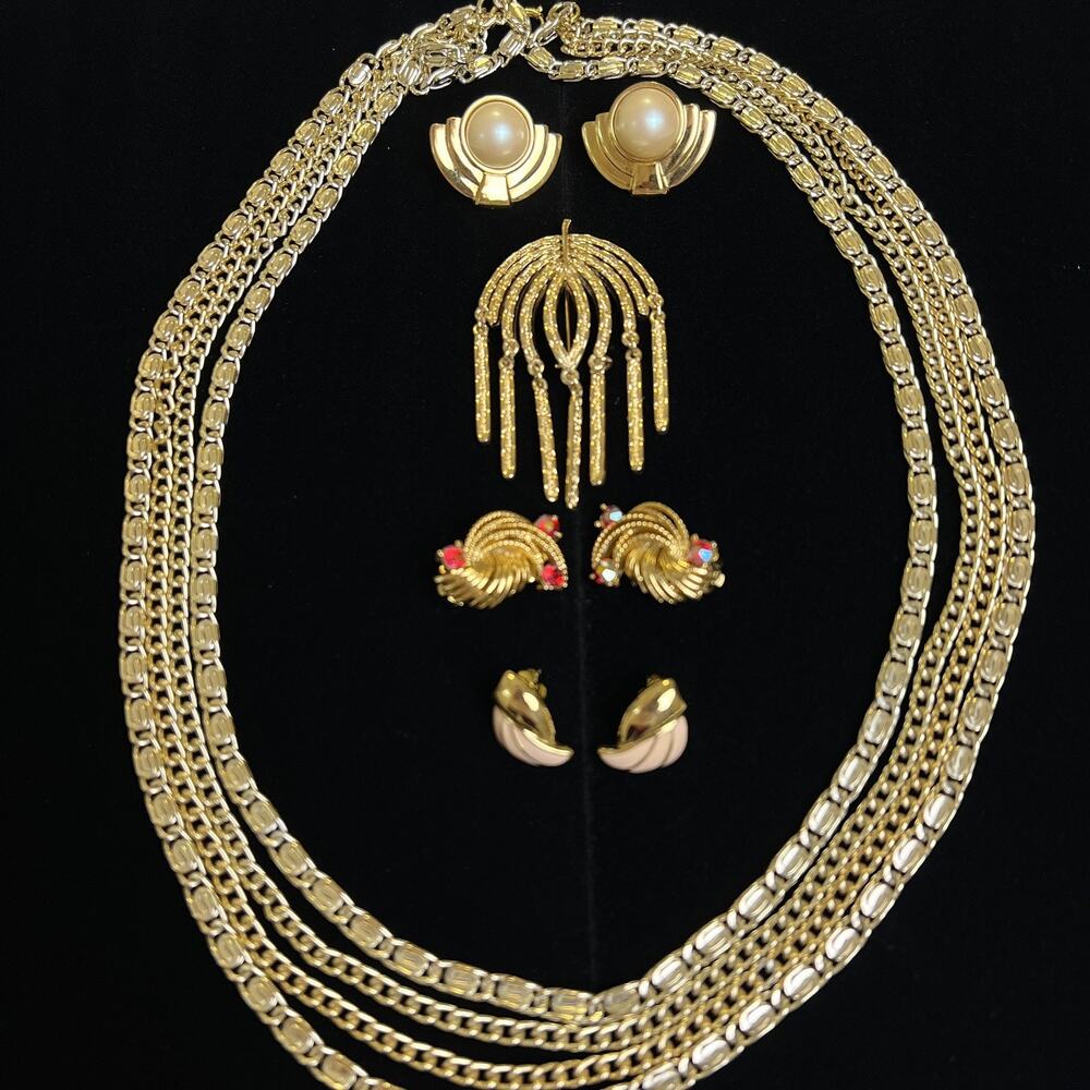 Signed Jewelry Lot 5 Piece Monet Lisner Trifari Coventry Gold Tone Chic Vintage